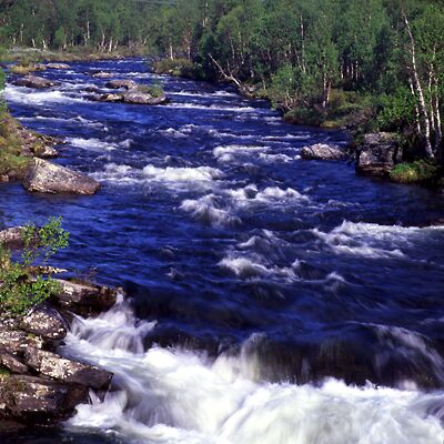 Kamera: D:\Daten\Bilder\Roh-Scan\Schweden\Web\Fluss01.jpg<br>
400 x 400 - 45,5 KB